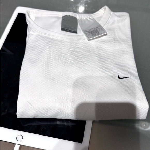 🔥 Stylish and Innovative Ladies Nike White Dri Fit Fitness Long Sleeve Shirt - Picture 16 of 16